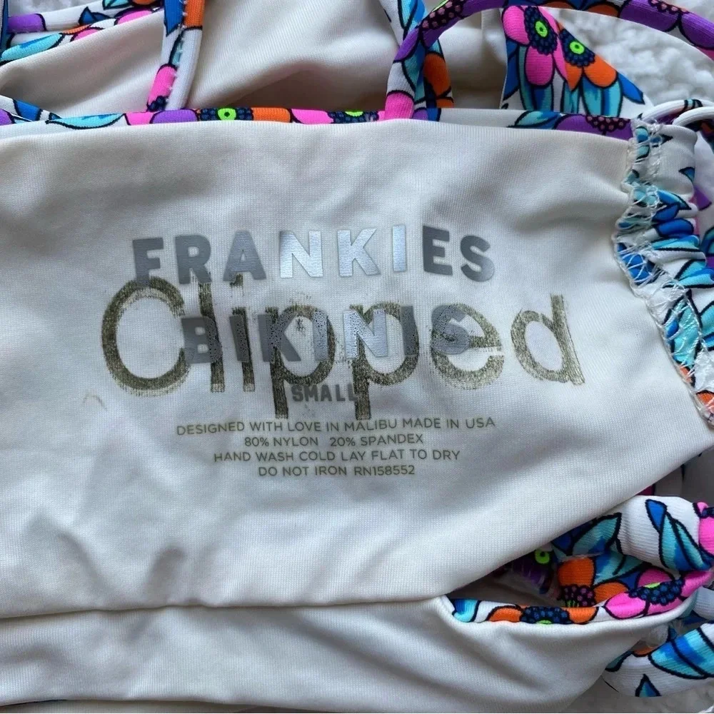 NWOT Frankie’s Bikinis London Bikini top flower farm 14249